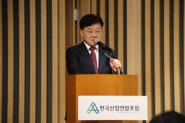 한국산업연합포럼 정만기 회장은 AI 시대에는 다양한 사이버 공격 확대 가능성에 대한 대응이 필요하다고 밝혔다. [사진=KIAF]