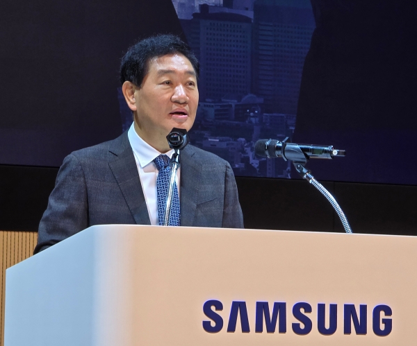 1일 삼성전자 수원 디지털시티에서 열린 삼성전자 창립 55주년 기념식에서 기념사를 전하는 한종희 대표이사 부회장/ 사진 = 삼성전자