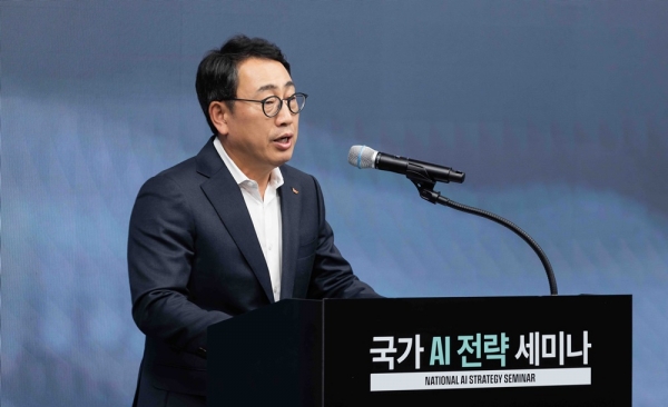 4일 서울 강남구 코엑스에서 열린 SK AI 서밋에서 AI G3 도약을 위한 ‘국가 AI 전략 세미나’가 개최됐다. 유영상 SK텔레콤 CEO가 세미나에 참석해 개회사를 하고 있다./사진=SK텔레콤