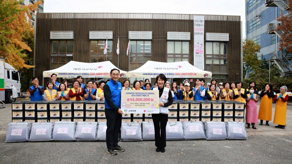 김기준 고려아연 지속가능경영본부장(왼쪽)과 허혜숙 대한적십자사 서울지사 사무처장이 취약계층 후원물품 전달식에서 팻말을 들어보이고 있다/ 사진 = 고려아연