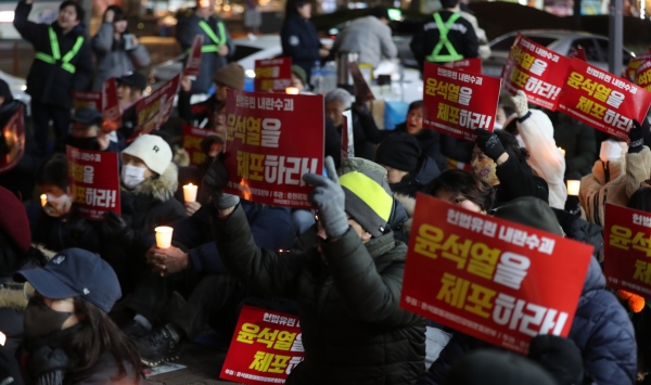 비상계엄 사태 이후 첫 주말이자 윤석열 대통령에 대한 탄핵소추안 표결이 이뤄지는 7일 서울을 비롯한 전국 곳곳에서 대통령의 퇴진을 촉구하는 집회가 이어진다. 사진은 춘천 시민들이 대통령 탄핵을 외치는 모습. /사진=연합뉴스