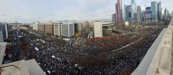 7일 오후 서울 여의도 국회 앞에서 열린 '내란죄 윤석열 퇴진! 국민주권 실현! 사회대개혁! 범국민촛불대행진'에 수많은 시민들이 모여 주변 도로를 가득 메우고 있다. /사진=연합뉴스