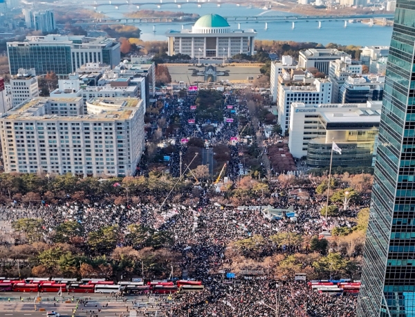 14일 오후 서울 영등포구 여의도 국회 일대에 열린 윤석열 대통령 탄핵 촉구 집회에 참석한 시민들이 모여 있다. /사진=연합뉴스