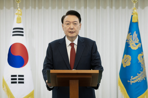 윤석열 대통령이 14일 본인의 탄핵소추안이 국회에서 가결된 뒤 한남동 관저에서 대국민담화를 하고 있다./사진=연합뉴스