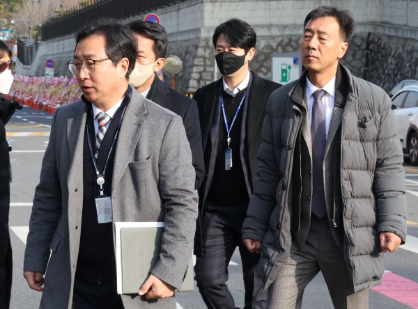 비상계엄 공조수사본부 관계자들이 16일 용산 대통령실 민원실에 도착하고 있다. 이날 공조수사본부는 윤석열 대통령 출석요구서 전달을 위해 대통령실을 방문했지만 전달하지 못했다./사진=연합뉴스