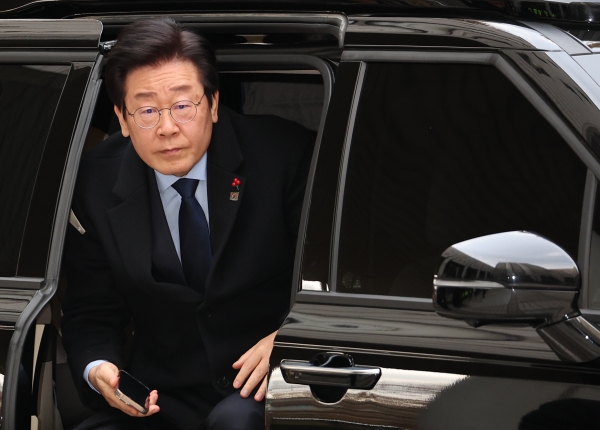 불어민주당 이재명 대표가 17일 서울 서초구 서울중앙지법에서 열린 '대장동 배임·성남FC 뇌물' 관련 1심 속행 공판에 출석하며 법정으로 향하고 있다. /사진=연합뉴스