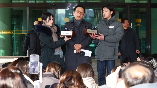 '12·3 비상계엄 사태'로 수사와 탄핵심판을 받게 된 윤석열 대통령의 변호인단 구성에 참여한 석동현 변호사가 19일 오후 서울 서초구 서울고등검찰청 앞에서 입장을 표명하고 있다. /사진=연합뉴스