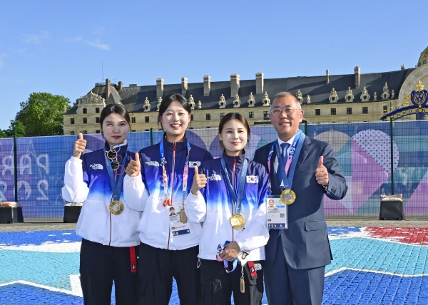 정의선 회장은 20일 제14대 대한양궁협회 회장에 당선됐다. 정 회장(맨 오른쪽)이 2024 파리올림픽에서 여자 단체전 금메달을 따낸 대표팀과 함께 프랑스 파리 앵발리드에서 기념 촬영을 하고 있다./사진=현대자동차그룹