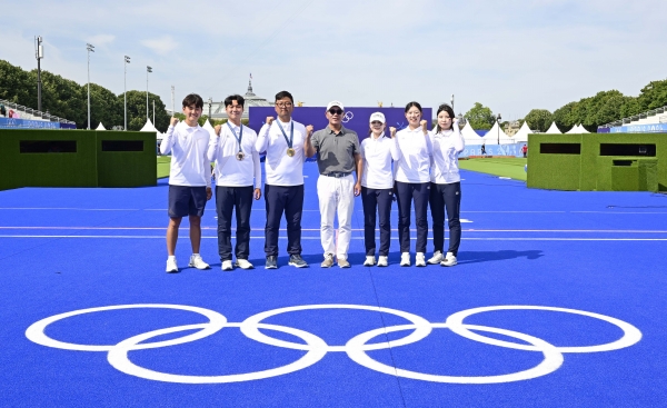 정의선 회장(가운데)이 2024 파리올림픽 양궁 국가대표 선수단과 함께 프랑스 파리앵발리드에서 기념촬영을 하고 있다./사진=현대자동차그룹