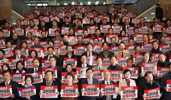 더불어민주당 박찬대 원내대표를 비롯한 더불어민주당 의원들이 20일 오전 서울 여의도 국회 로텐더홀에서 한덕수 대통령 권한대행 국무총리, 국민의힘을 규탄하며 손팻말을 들고 있다. /사진=연합뉴스