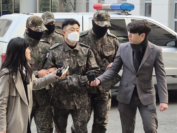 12·3 비상계엄 사태 당시 중앙선거관리위원회에 병력을 투입하고 사전모의에 가담한 혐의를 받는 문상호 정보사령관이 20일 오후 서울 중앙지역군사법원에서 영장실질심사에 출석하기 위해 법정으로 향하고 있다. /사진=연합뉴스