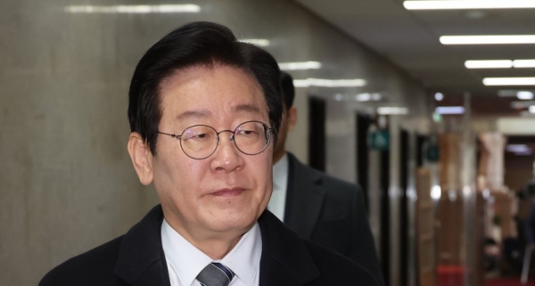 더불어민주당 이재명 대표가 24일 오후 서울 여의도 국회 당대표실로 들어가고 있다. /사진=연합뉴스