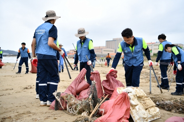 포스코퓨처엠 임직원들이 지난 9월 '나눔의 달'을 맞아 포항 청림해변에서 해양 쓰레기 수거활동을 진행하고 있다/ 사진 = 포스코퓨처엠