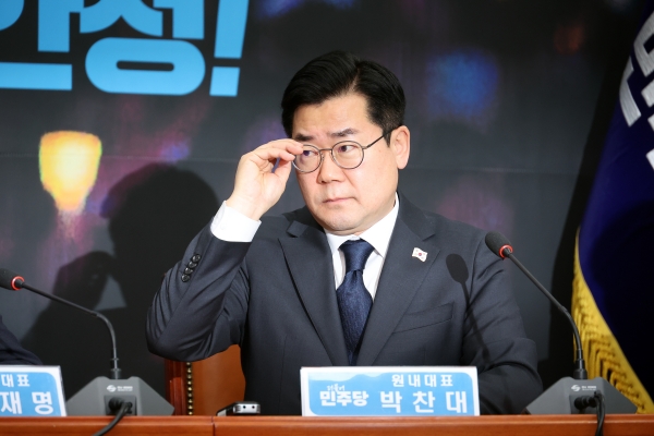 더불어민주당 박찬대 원내대표가 23일 오전 서울 여의도 국회에서 열린 최고위원회의에 참석해 발언을 들으며 안경을 고쳐쓰고 있다. /사진=연합뉴스
