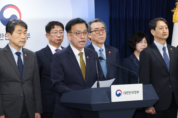 최상목 경제부총리 겸 기획재정부 장관(가운데)과 국무위원들이 27일 서울 종로구 정부서울청사에서 한덕수 대통령 권한대행 국무총리 탄핵에 대한 입장을 발표하고 있다. /사진=연합뉴스