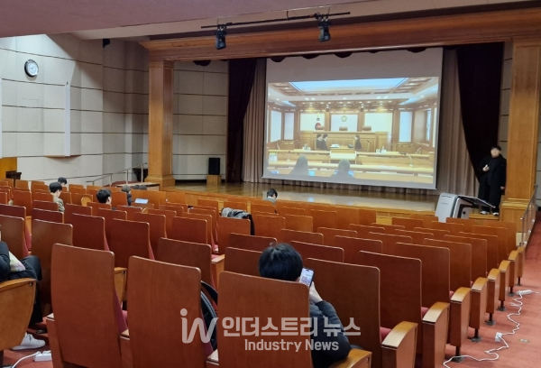 헌법재판소는 27일 오후 수명재판관인 이미선·정형식 헌재 재판관의 심리로 윤석열 대통령에 대한 탄핵 심판 첫 변론준비기일을 열었다. 중계법정 모습./사진=서영길 기자