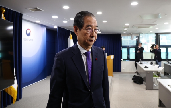 한덕수 대통령 권한대행 국무총리가 26일 서울 종로구 정부서울청사에서 대국민담화를 발표 후 회견장을 나서고 있다. /사진=대통령실통신사진기자단