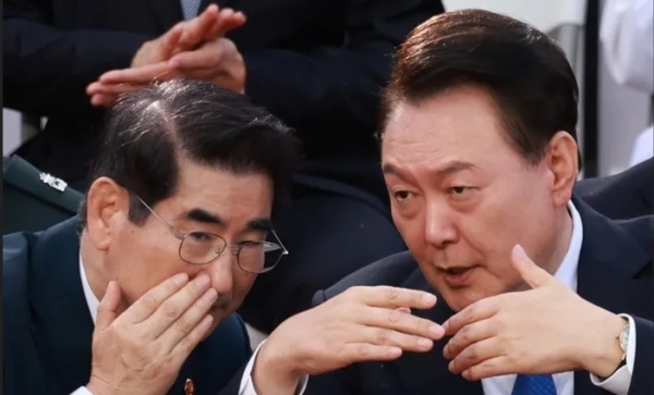 윤석열 대통령과 김용현 전 국방부 장관(왼쪽)이 지난 10월1일 서울 광화문광장에서 열린 건군 76주년 국군의날 시가행진 행사에서 대화하고 있다. /사진=연합뉴스