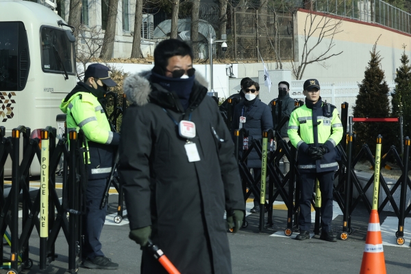 고위공직자범죄수사처가 내란 수괴(우두머리)·직권남용 혐의를 받는 윤석열 대통령의 체포영장을 유효기간인 6일 이전에 집행하겠다고 밝힌 1일 오후 서울 용산구 한남동 대통령 관저 입구에서 경찰이 경계근무를 서고 있다. /사진=연합뉴스