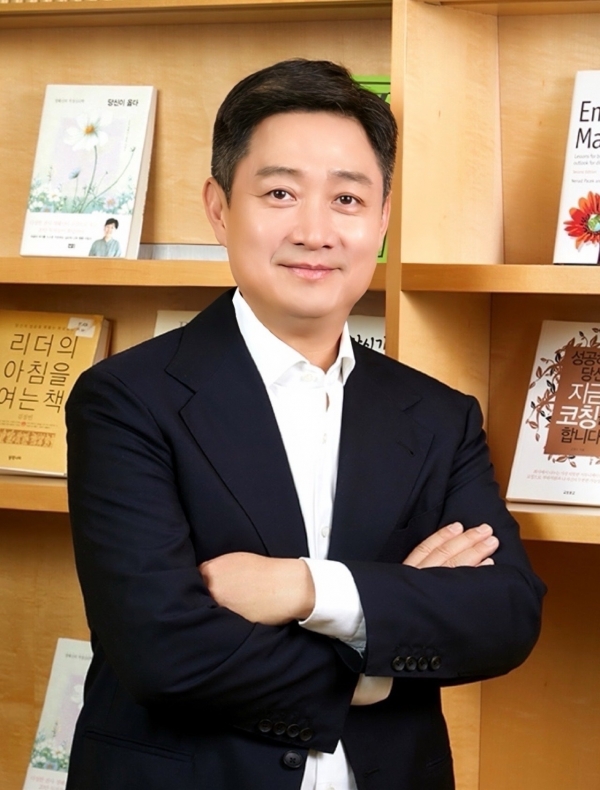 LG유플러스 홍범식 사장이 '고객 감동을 통해 밝은 세상을 만드는 것'을 최우선 가치로 추구해 나가자고 구성원들에게 제안했다./사진=LG유플러스