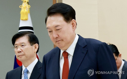 윤석열 대통령이 지난해 9월 9일 서울 용산 대통령실 청사에서 박종준 대통령 경호처장에게 임명장 수여 및 기념촬영을 마친 뒤 환담장으로 향하고 있다. /사진=연합뉴스