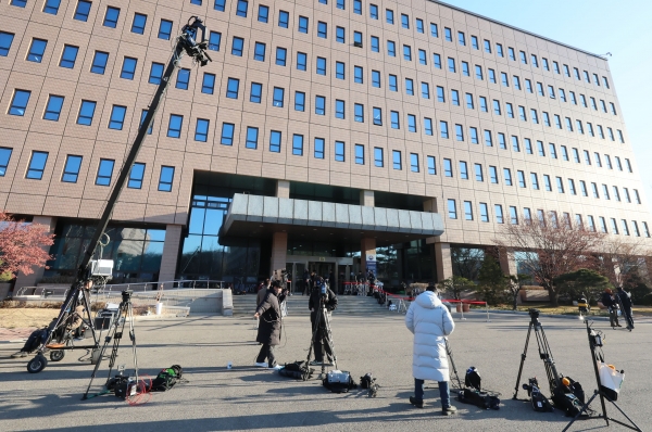고위공직자범죄수사처가 윤석열 대통령에 대한 체포영장 집행에 나선 3일 정부과천청사 공수처에 취재진이 대기하고 있다 /사진=연합뉴스