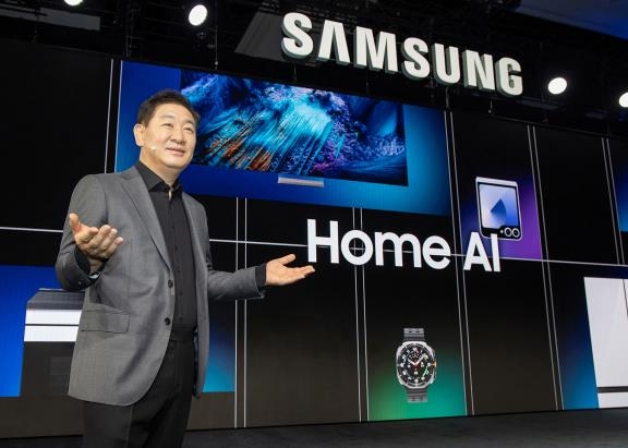 한종희 삼성전자 대표이사 부회장이 6일(현지시간) 진행된 'CES 2025 삼성 프레스 콘퍼런스' 행사에서 기조연설을 하고 있다/ 사진 = 삼성전자