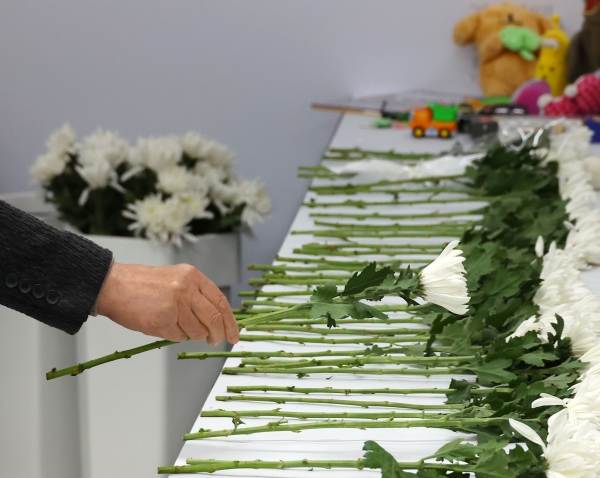 6일 오후 광주시 전일빌딩245에 마련된 제주항공 여객기 합동분향소에 국화꽃과 인형, 장난감 등이 놓여 있다. 광주시는 국가애도기간이 끝난 지난 5일부터 5·18민주광장에 설치했던 분향소를 실내인 전일빌딩245로 옮겨 운영하고 있다. /사진=연합뉴스