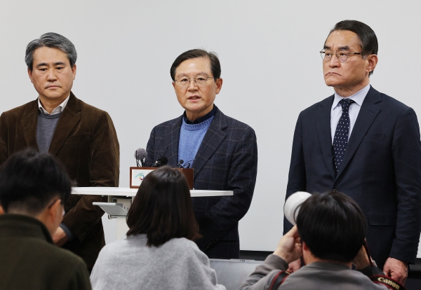 윤석열 대통령 측 윤갑근 변호사(가운데)가 8일 서울 서초구 한국컨퍼런스센터에서 열린 기자간담회에서 발언하고 있다. /사진=연합뉴스