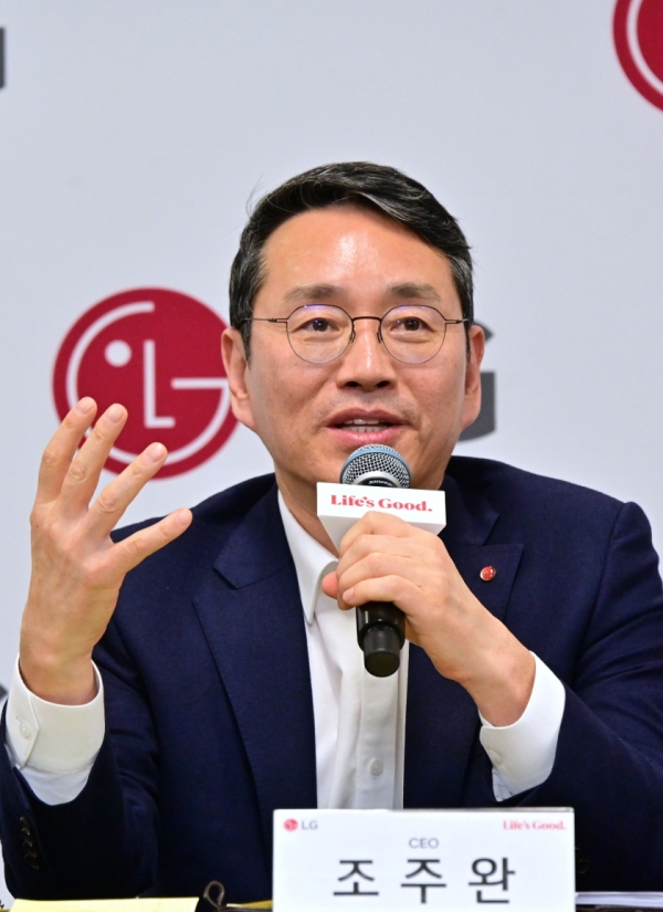 조주완 LG전자 CEO가 현지시간 8일 미국 라스베이거스에서 열린 기자간담회에서 사업 전략을 소개하고 있다/ 사진 = LG전자