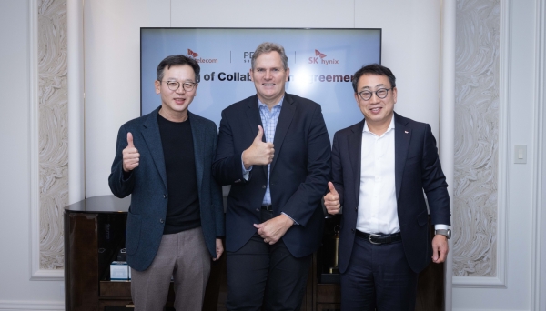 김주선 SK하이닉스 AI 인프라 사장(왼쪽), 마크 아담스 펭귄 솔루션스 CEO(가운데), 유영상 SKT CEO가 미국 라스베이거스에서 ‘AI 데이터센터 솔루션 공동 R&D 및 사업 추진’을 위한 협력 계약을 체결한 후 포즈를 취하고 있다/ 사진 = SK하이닉스