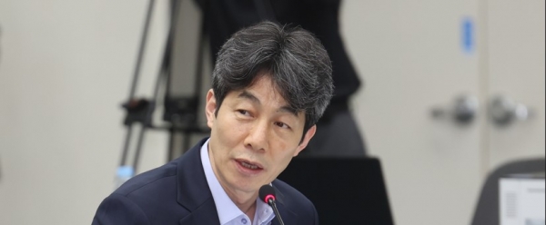 윤건영 더불어민주당 의원이 22일 부산 연제구 부산시청에서 열린 국회 행정안전위원회의 부산시에 대한 국정감사에서 질의하고 있다. /사진=연합뉴스