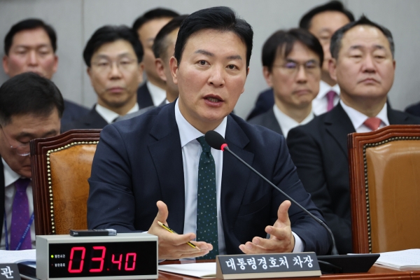 김성훈 대통령 경호처 차장이 19일 오후 국회 운영위원회 전체회의에서 윤석열 대통령의 군 골프장 이용 당시 경호 활동에 대한 위원 질의에 답하고 있다. /사진=연합뉴스
