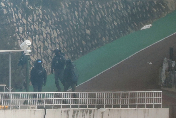 고위공직자범죄수사처(공수처)가 윤석열 대통령에 대한 체포영장을 재발부받은 지 일주일을 맞은 13일 오전 서울 용산구 한남동 대통령 관저에서 경호처 대테러과 소속으로 추정되는 직원들이 순찰하고 있다. /사진=연합뉴스