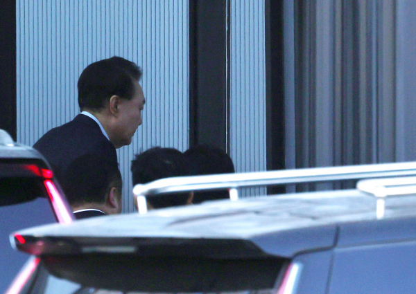 내란 우두머리와 직권남용 권리행사 방해 혐의를 받는 윤석열 대통령이 15일 경기 과천시 정부과천청사 내 고위공직자범죄수사처에 출석하고 있다./사진=연합뉴스