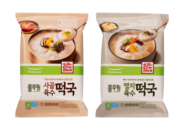 90초 조리로 간편하게 떡국을 만들 수 있는 '풀무원 떡국' 2종. (왼쪽부터) 사골떡국, 멸치떡국./사진=풀무원
