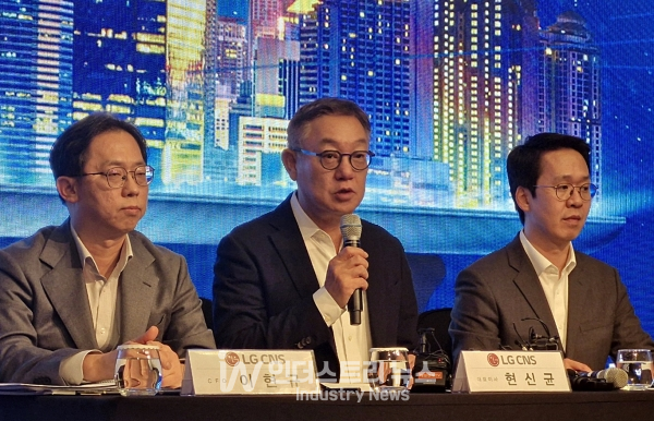 현신균 LG CNS 대표이사 사장(가운데)이 9일 서울 콘래드호텔에서 진행된 LG CNS IPO(기업공개) 기자간담회에서 기자들의 질문에 답변하고 있다. (왼쪽부터) 이현규 CFO(최고재무책임자) 상무, 현신균 사장, 홍진헌 전략담당 상무./사진=서영길 기자 <br>