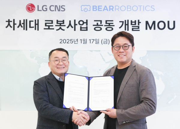 LG CNS 이준호 상무(왼쪽)와 베어로보틱스 하정우 대표가 MOU 체결 후 기념사진을 촬영하고 있다./사진=LG CNS