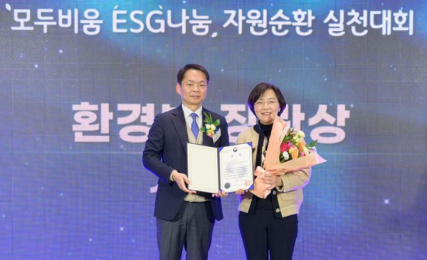 이병화 환경부 차관(왼쪽)과 이은하 신한금융그룹 SDGs 기획팀장이 지난 17일 모두비움 ESG나눔 자원순환 실천대회에서 기념촬영을 하고 있다 / 사진=신한금융그룹