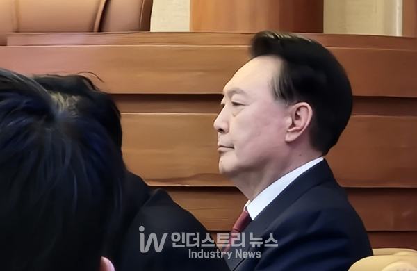 23일 오후 서울 종로구 헌법재판소 대심판정에서 열린 대통령 탄핵심판 4차 변론에 출석한 윤석열 대통령이 생각에 잠겨있다./사진=서영길 기자