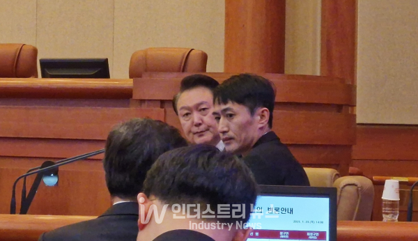 윤석열 대통령이 본인의 변호인단과 대화를 하고 있다./사진=서영길 기자