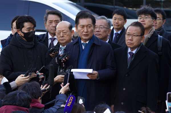 정청래 국회 탄핵소추단 단장이 23일 오후 서울 종로구 헌법재판소에서 열린 윤석열 대통령 탄핵심판 4차 변론기일에 참석하며 취재진의 질문에 답하고 있다. /사진=공동취재단