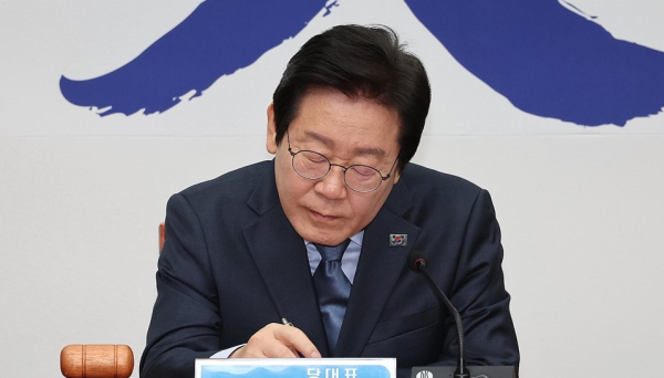 더불어민주당 이재명 대표가 1월 22일 국회에서 열린 최고위원회의에서 위원들의 발언을 경청하며 메모하고 있다./사진=연합뉴스