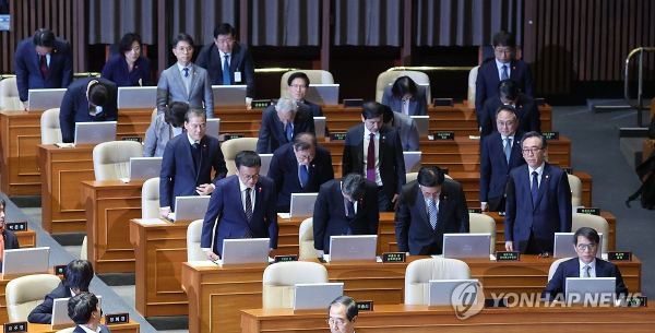 김문수 고용노동부 장관이 지난해 12월11일 오후 국회 본회의에서 진행된 '윤석열 대통령 위헌적 비상계엄 선포 내란행위 관련 긴급현안질문'에서 더불어민주당 서영교 의원의 사과요구를 거부한 채 다른 국무위원들과 달리 자리에 앉아 있다. /사진=연합뉴스