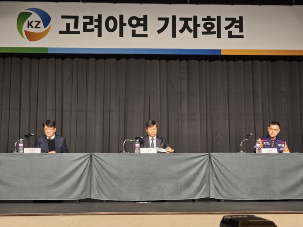 박기덕 고려아연 대표이사(가운데), 이제중 CTO 부회장(왼쪽), 신봉철 노조부위원장이 23일 서울 용산구 남산 그랜드 하얏트 호텔에서 기자회견을 진행하고 있다/ 사진 = 홍윤기 기자