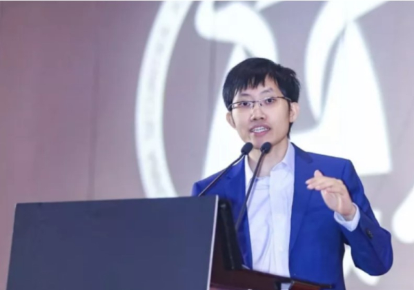 DeepSeek의 창립자인 량웬펑이 지난 2019년 8월 30일 중국 상하이에서 열린 제10회 중국 사모펀드 골든불 어워드에서 기조연설을 하고 있다. /사진=연합뉴스