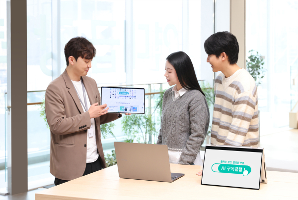삼성스토어 청담에서 매니저가 방문 고객에게 삼성 'AI 구독클럽’을 안내하고 있다/ 사진 = 삼성전자