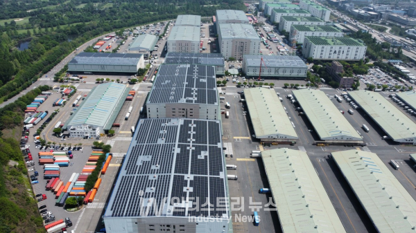 군포복합물류단지 지붕에 태양광발전소가 설치된 모습. 7.4MW 규모로 경기도내 최대 규모 지붕형 태양광발전소 [사진=경기도]