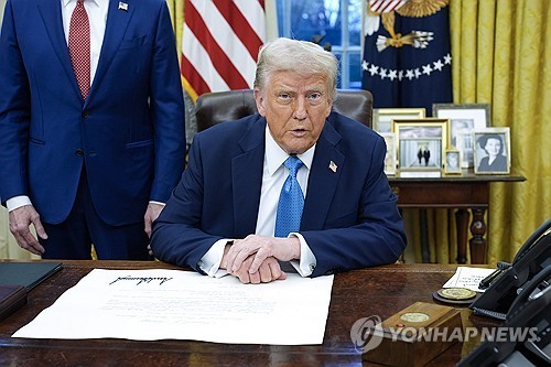 도널드 트럼프 미국 대통령은 지난달 31일(현지시간) 워싱턴 백악관에서 관세 관련 행정명령에 서명했다./사진=연합뉴스