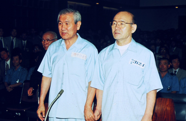 지난 1996년 8월 (왼쪽부터) 노태우·전두환씨가 서울지방법원 417호 법정에서 열린 선고공판에서 나란히 서있다. / 사진=연합뉴스